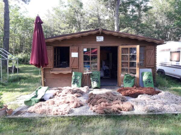 Ferme le Hillot et sa laine exposée en demonstration