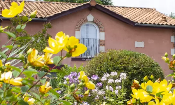 Chambre vue sur fleurs Au grillon dort