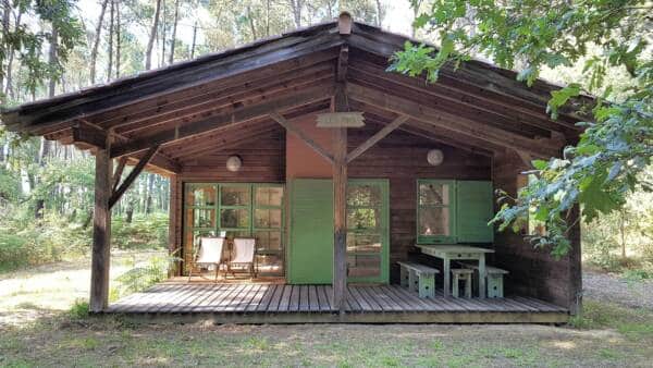 la ferme des filles Captieux gîte de bois et son auvent