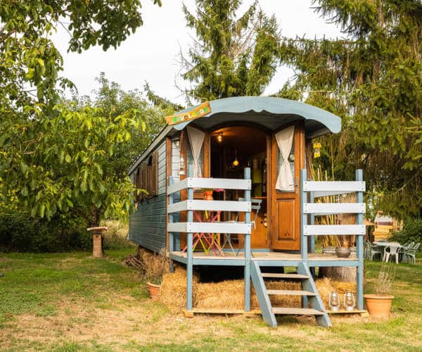 Cauvignac -Oasis des P'tits Potes et sa roulotte en bois colorée