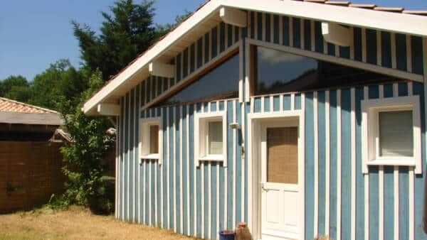 La Cabane bleue Le Teich facade de la maison bleu et blanche à rayure
