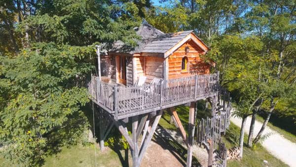 Chateau dans les arbres Ecotelia, tout en bois avec sa belle terrasse sous la canopée