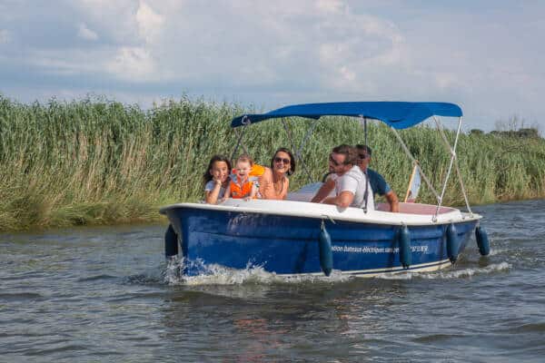 Eco plaisance du delta - Le Teich avec son bateau à moteur et bébé dans le vent !