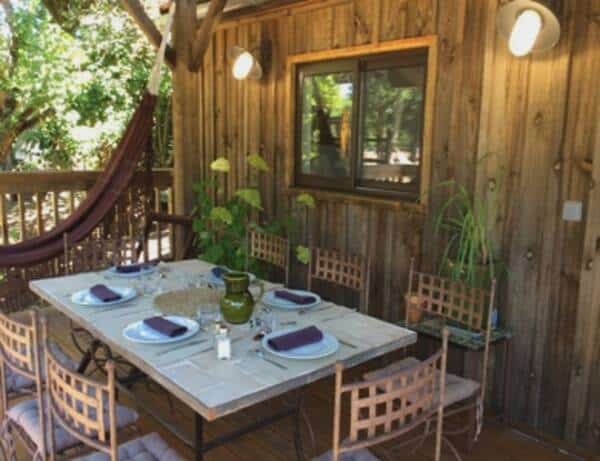L'oustaou néou et sa terrasse dressée pour le repas à l'ombre