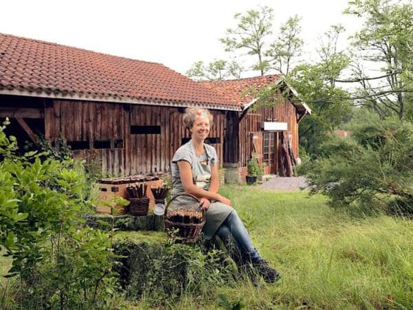 Nathalie Langele, fondatrice de l'atelier du crayon vous accueille devant sa maison