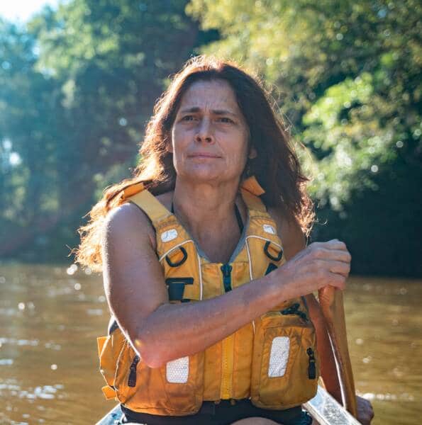 Florence Chambolle sur son canoë canadien, pagaie en bois à la main