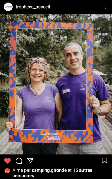 Véronique et Laurent, camping Vert Bord'eau, photo portrait devant le Trophée de l'Accueil