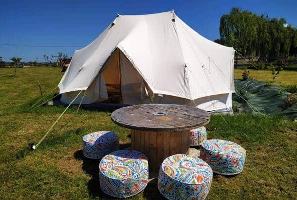 Domaine Toutet - insolite, la tente et son mobilier extérieur