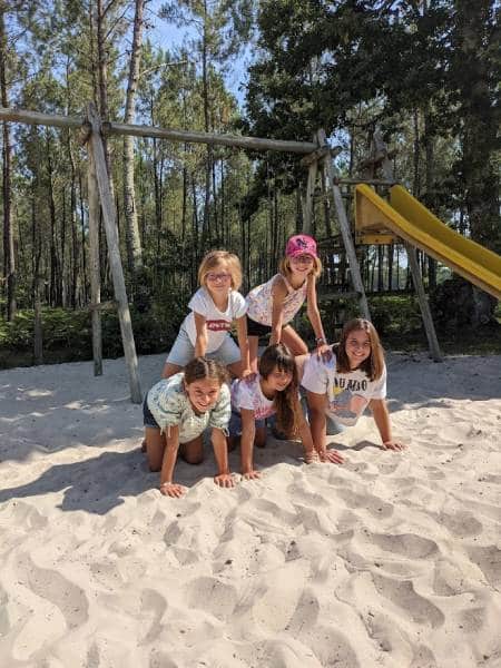 Camping le Laha animation enfants, pyramide humaine d'enfants