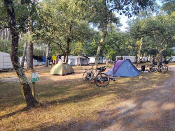 Camping le Bilos, tentes et caravanes sous les arbres