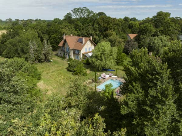 Vue aérienne du Baccara Lodge avec la maison et la piscine