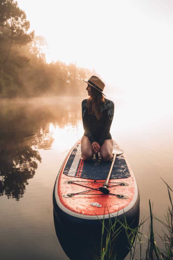 Paddle au lever du soleil sur le lac