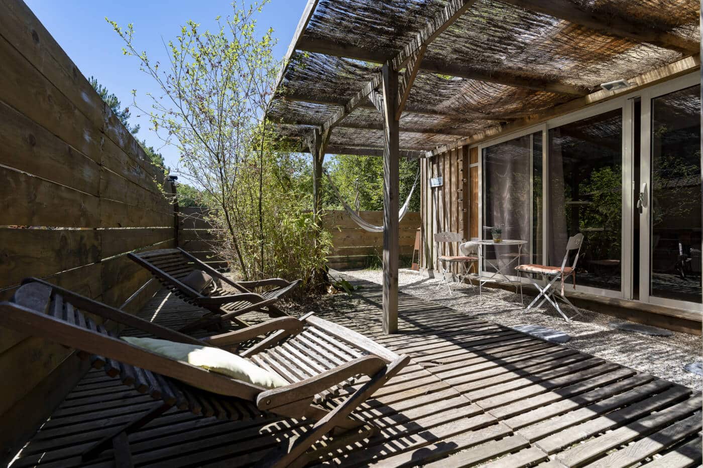 Terrasse des cabanes d'Ivona au Teich