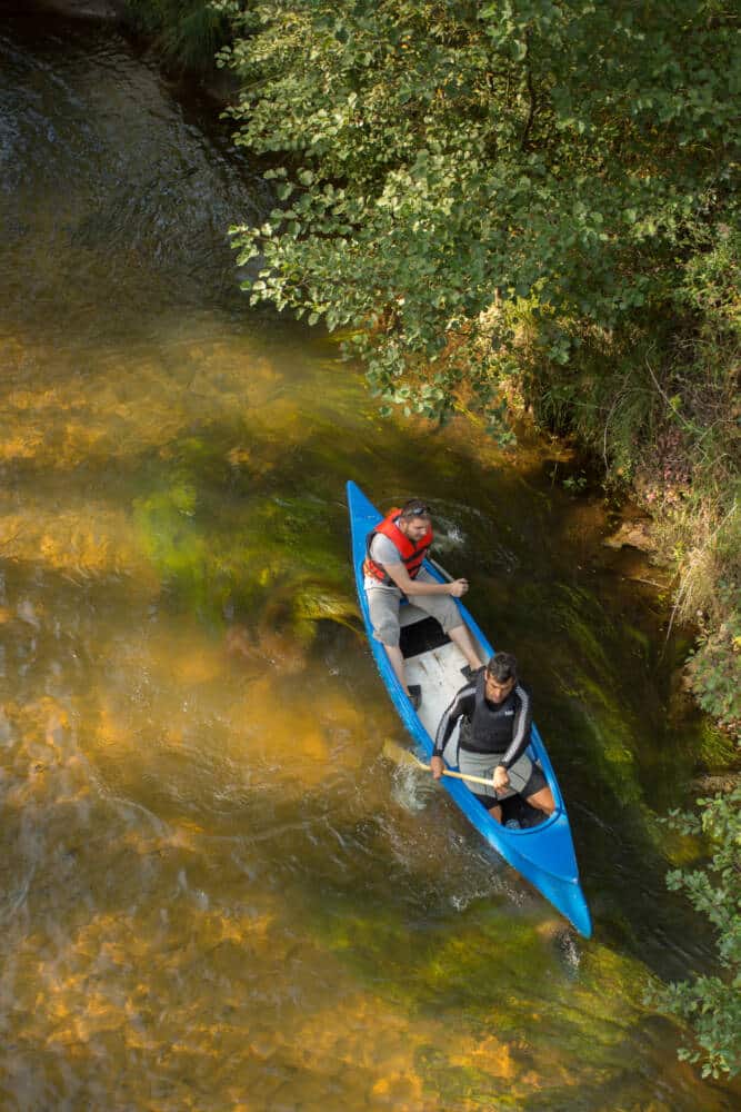 Deux personnes en canoë sur la Leyre à la pagaie