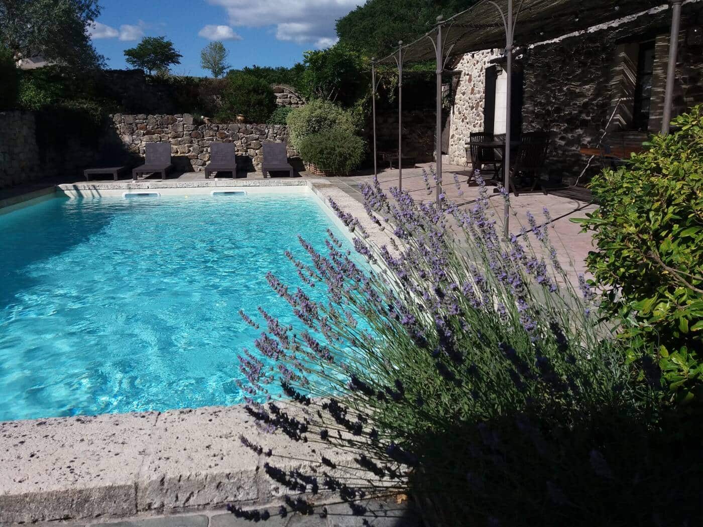 gîte et chambres d'hôtes Les Gravets. Vue sur la piscine plein sud.