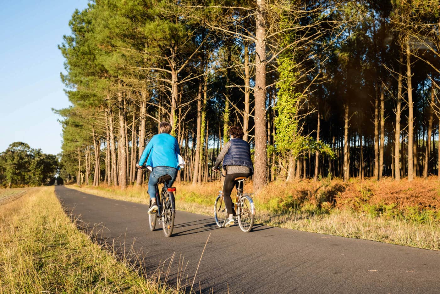 Cyclistes arpentant les pistes cyclables hors-saison