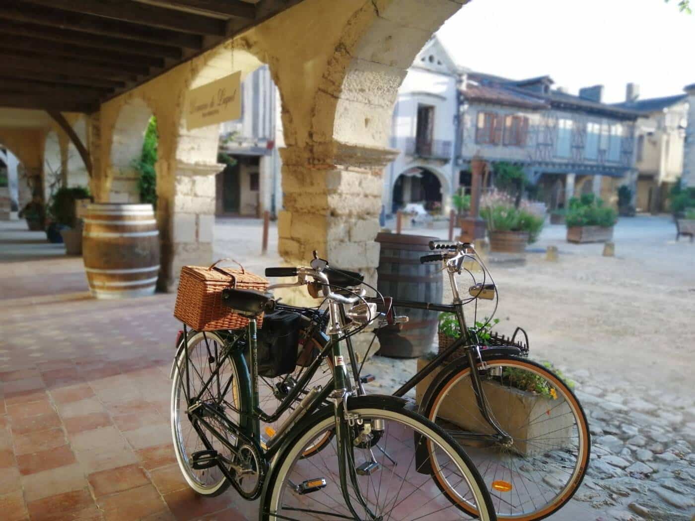 Vélo labastidien sous les arcades de Labastide d'Armagnac