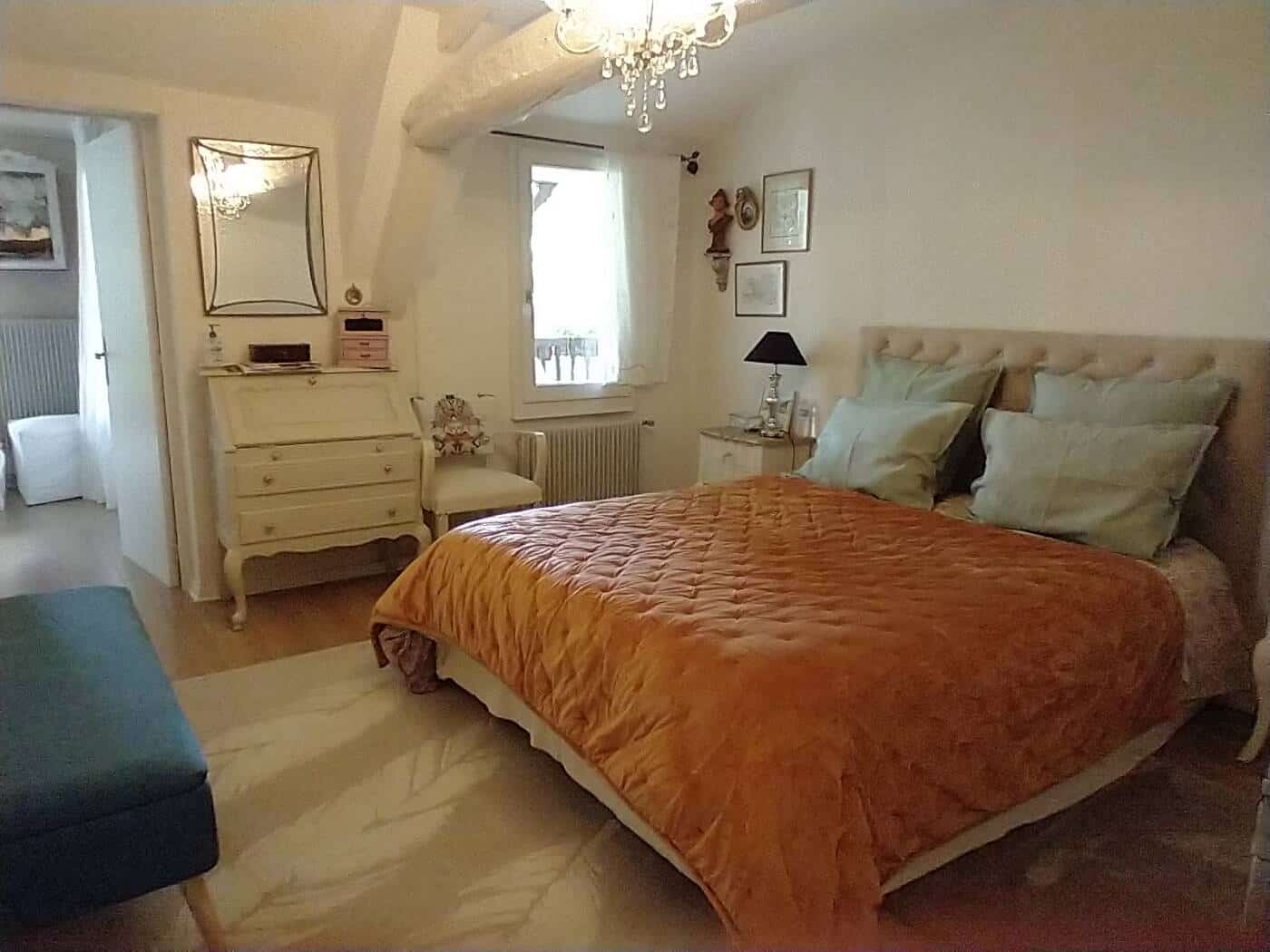 Chambre double avec son lit au linge de lit en lin