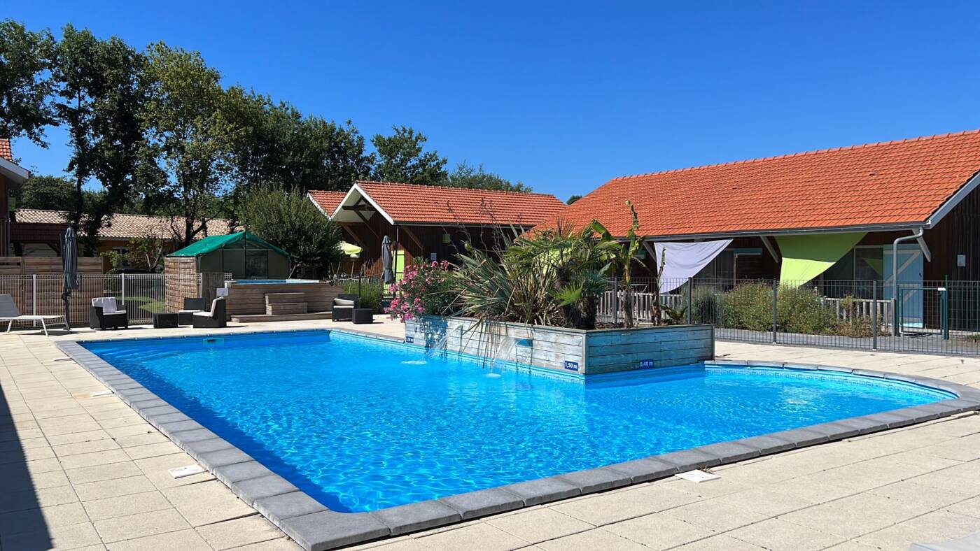 Piscine extérieure géothermie village drôles d'oiseaux