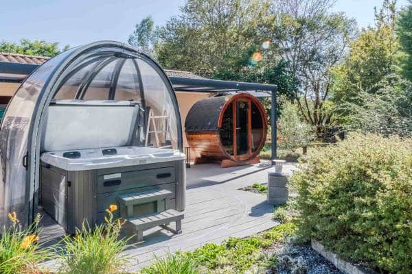 Extérieur du gîte avec jaccuzzi et sauna