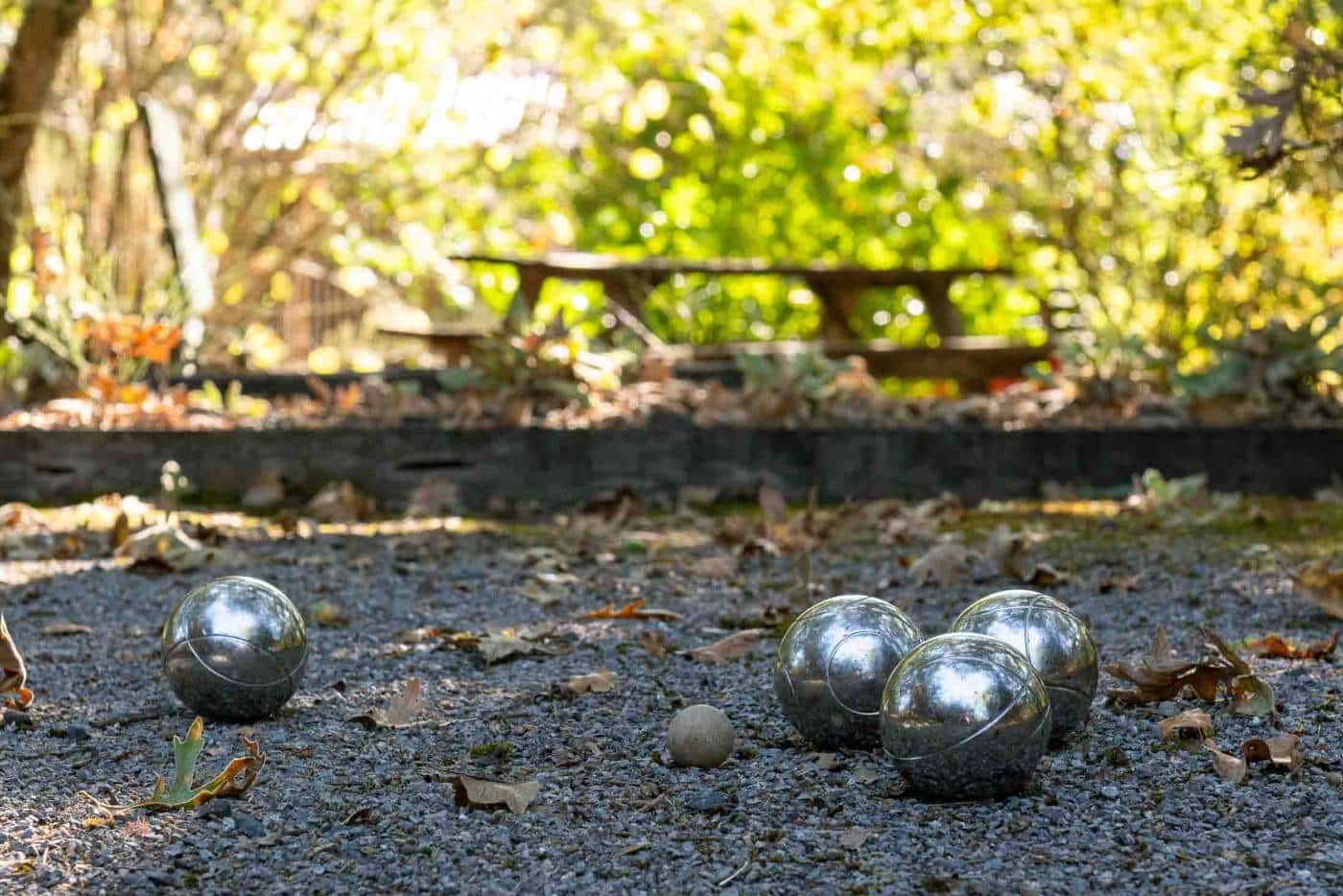 espace de pétanque sous les arbres@escalesud-gironde espace de pétanque sous les arbres
