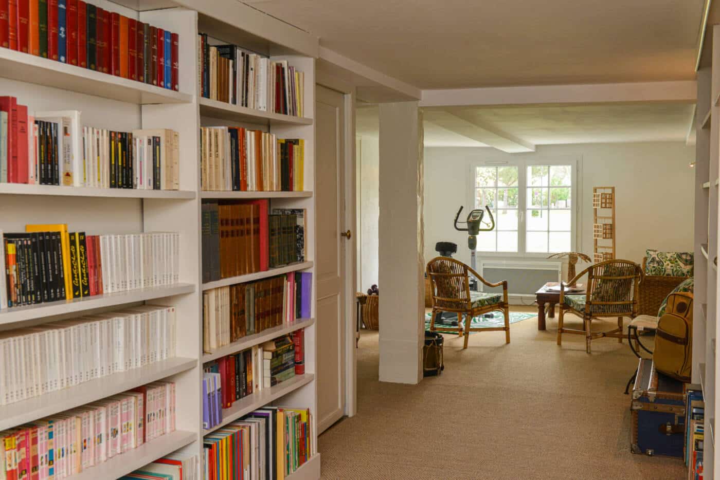 Bibliothèque de 2800 ouvrages à disposition des voyageurs@Quizas Bibliothèque de 2800 ouvrages à disposition des voyageurs