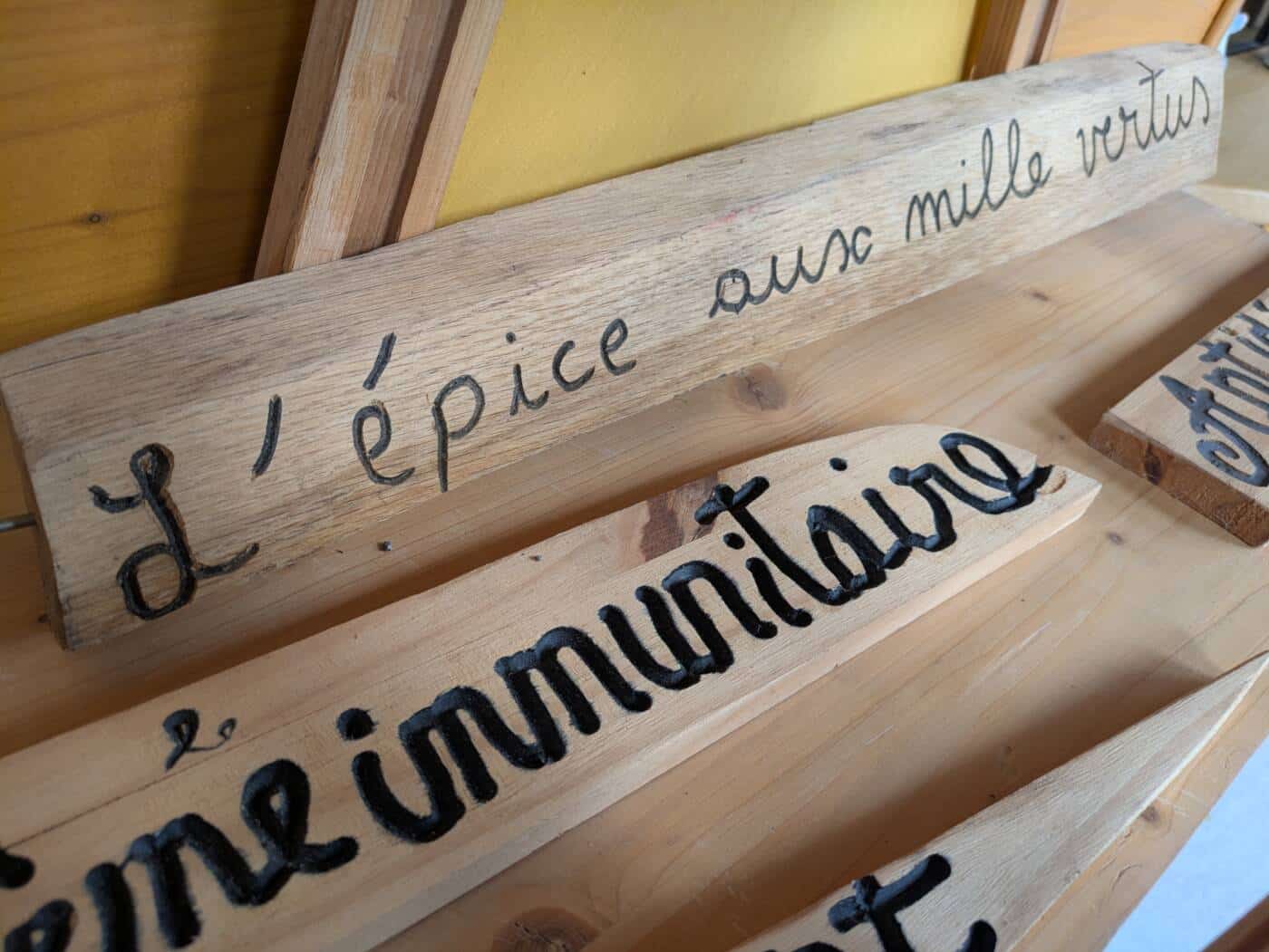 Safran'gossa accueil avec panneau de bois@G_Leflamand Safran'gossa accueil avec panneau de bois